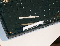 キーコネクタ下の圧力スポンジを交換する