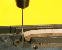 ピンの変わりにネジ止め用の穴を開ける