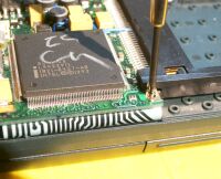 ネジで基板を取り付ける。ワッシャーも不要で装着感良好。