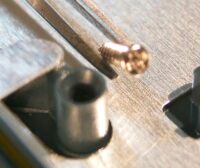 ネジの頭とピン受け部の大きさとの対比