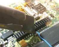 カッターで基板上のパターンを切る