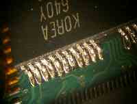 スタックICの上下の足を細線で接続