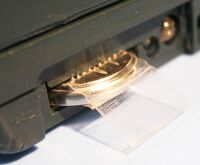 補助電池を挿入する