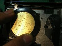 スピーカをはめ込む