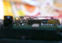 取り付けた汎用水晶を横からみたところ。