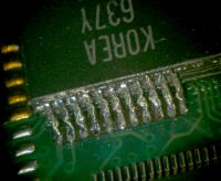 重ねた足同士をジャンパー線で結合させる。