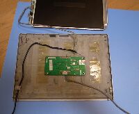 液晶枠内へ基板を組み込む