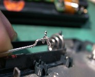 スプリングクリップが付いたまま外れたフィーダー